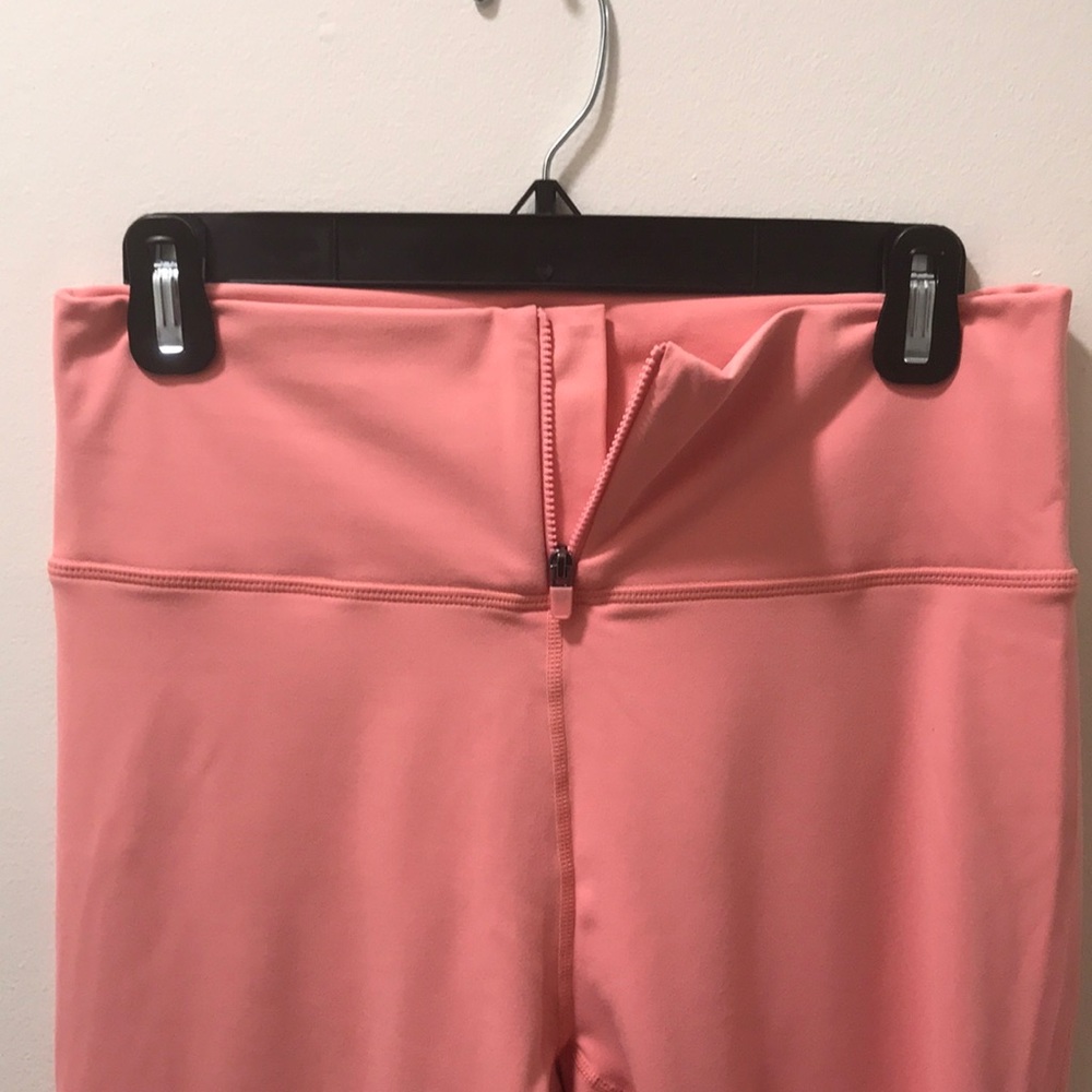 NWOT Fabletics 7/8 Peach Leggings w/Zipper Large - Picture 2 of 6